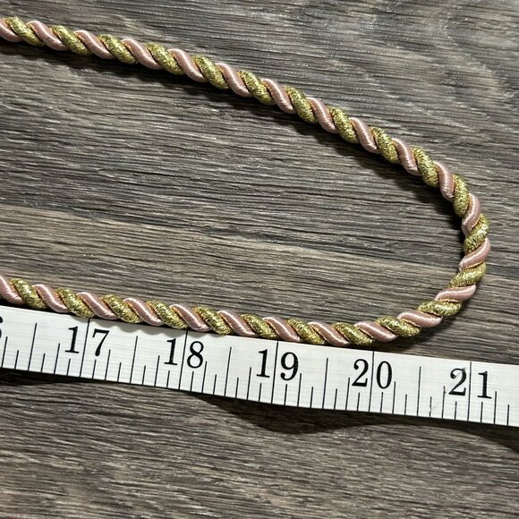 Disney Epcot United Kingdom Royalty Crown Crossbody Bag Limited Edition 2020 - Picture 7 of 8